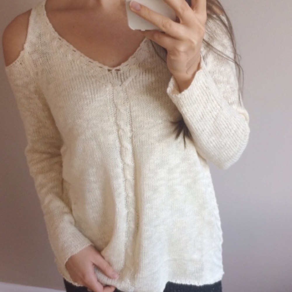 Cold shoulder sweater - Picture 3 of 3